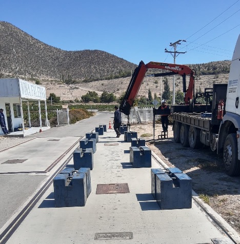 Grúa descargando bloques de masa